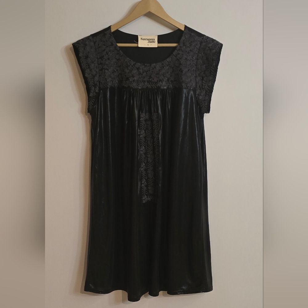 Savanna Jane Black Embroidered Shift Dress – Size Small